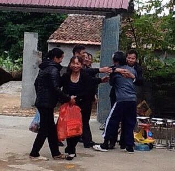 Hai người t&ugrave; oan gặp nhau trong vui mừng kh&ocirc;n xiết.