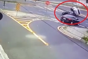 [Clip]: Xe mô tô húc ô tô "ngã ngửa" giữa đường