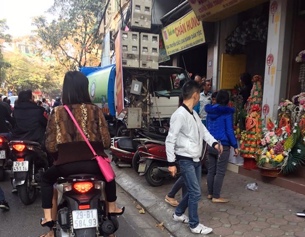 Xe r&aacute;c t&ocirc;ng thẳng v&agrave;o cột điện tr&ecirc;n vỉa h&egrave; trước khi dừng lại. Ảnh: L.Ho&agrave;ng.