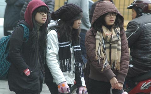 Ở c&aacute;c tỉnh miền Bắc trời r&eacute;t, v&ugrave;ng n&uacute;i c&oacute; nơi r&eacute;t đậm v&agrave;o đ&ecirc;m v&agrave; s&aacute;ng sớm với nhiệt độ thấp nhất phổ biến 11-14oC. Ảnh minh họa.