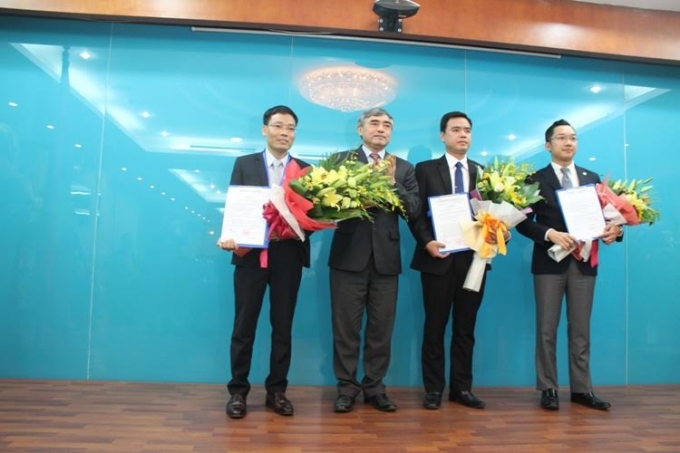 Thứ trưởng Nguyễn Minh Hồng (thứ 2 từ tr&aacute;i sang) trao quyết định bổ nhiệm cho t&acirc;n Cục ph&oacute; Đặng Khắc Lợi (thứ nhất b&ecirc;n tr&aacute;i)