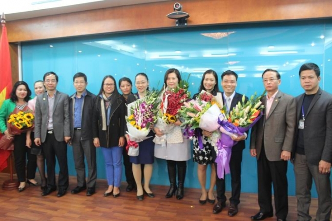 L&atilde;nh đạo Cục B&aacute;o ch&iacute; tặng hoa ch&uacute;c mừng t&acirc;n Cục ph&oacute; Cục b&aacute;o ch&iacute; Đặng Khắc Lợi.