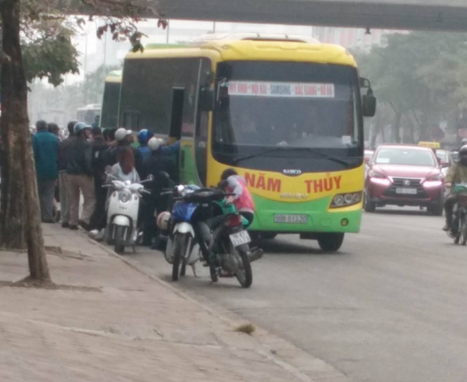 Một chiếc xe d&ugrave; kh&aacute;c mang BKS 98B-01320 của nh&agrave; xe Năm Thủy ngang nhi&ecirc;n dừng bắt kh&aacute;ch dọc đường