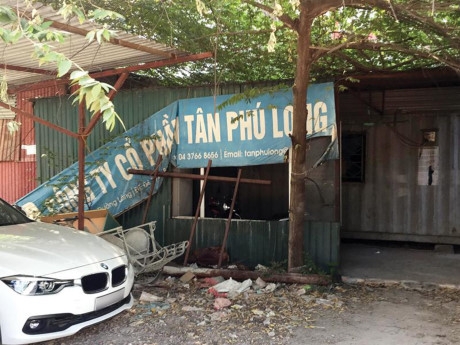 Khu nh&agrave; cấp 4 lợp t&ocirc;n mục n&aacute;t v&agrave; kh&ocirc;ng c&oacute; bất kỳ hoạt động sản xuất, kinh doanh n&agrave;o nguy&ecirc;n l&agrave; văn ph&ograve;ng của C&ocirc;ng ty T&acirc;n Ph&uacute; Long.