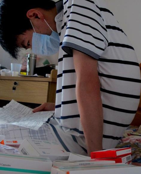 Một bệnh nh&acirc;n m&ograve;n mỏi chờ được hiến nội tạng - ẢNH: DAILY MAIL