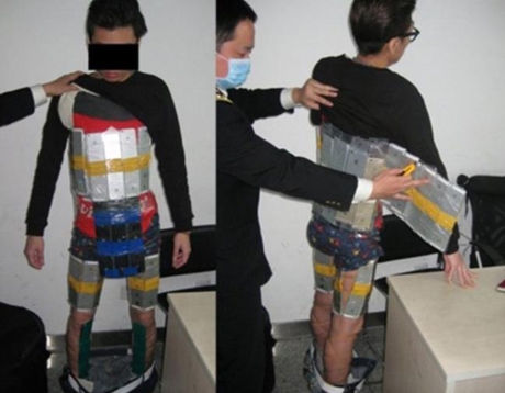 Kẻ bu&ocirc;n lậu iPhone 6 bị bắt khi chuẩn bị tuồn h&agrave;ng ra chợ đen - ẢNH: EMAZE