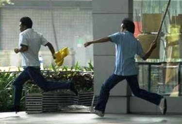 Bốn anh em "dắt nhau" vào tù vì gây thương tích và làm hư hỏng tài sản