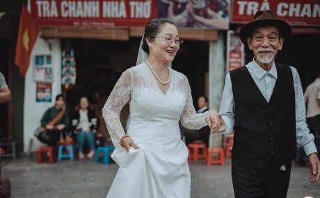 Mới đ&acirc;y, cư d&acirc;n mạng truyền tay nhau những h&igrave;nh ảnh cưới l&atilde;ng mạn của cặp vợ chồng gi&agrave; được nhiều người ưu &aacute;i gọi th&acirc;n mật l&agrave; bộ ảnh thời