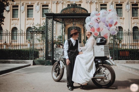 Được biết, hai nh&acirc;n vật ch&iacute;nh của bộ ảnh n&agrave;y l&agrave; nghệ sĩ Mai Ngọc Căn v&agrave; vợ l&agrave; b&agrave; Tống Thị Thanh Sơn trong trang phục c&ocirc; d&acirc;u, ch&uacute; rể sau khoảng thời gian gần 50 năm cả hai người quyết định về chung sống một nh&agrave;.