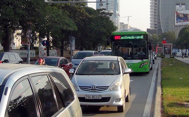 Xe bu&yacute;t nhanh lăn b&aacute;nh giờ cao điểm, đường phố &ugrave;n tắc nghi&ecirc;m trọng