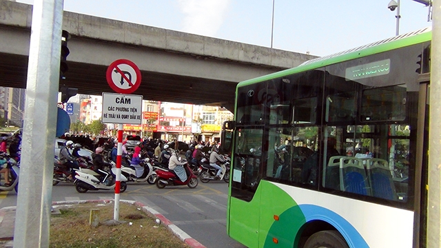 Xe bu&yacute;t nhanh lăn b&aacute;nh giờ cao điểm, đường phố &ugrave;n tắc nghi&ecirc;m trọng