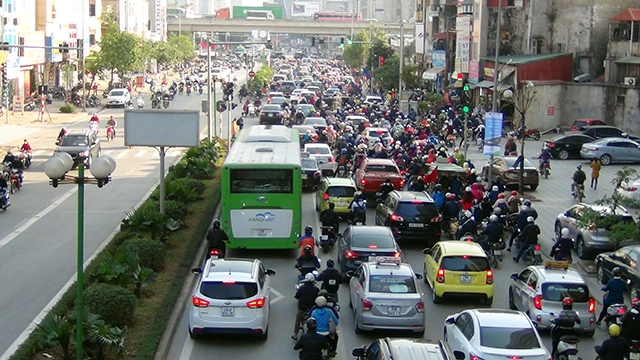 Xe buýt nhanh lăn bánh giờ cao điểm, đường phố ùn tắc nghiêm trọng