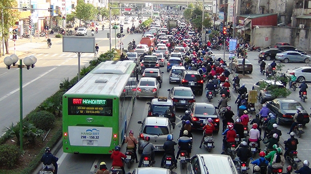 Xe bu&yacute;t nhanh lăn b&aacute;nh giờ cao điểm, đường phố &ugrave;n tắc nghi&ecirc;m trọng