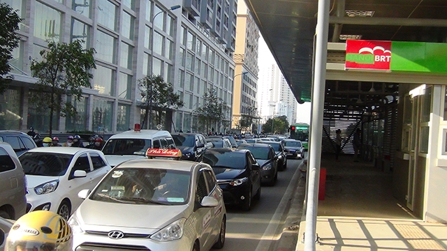 &Ocirc; t&ocirc; lấn l&agrave;n đường d&agrave;nh ri&ecirc;ng cho xe bu&yacute;t nhanh.