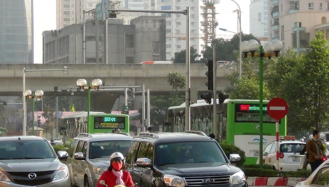 Hai chiếc bu&yacute;t nhanh nối đu&ocirc;i nhau tr&ecirc;n đường Tố Hữu.