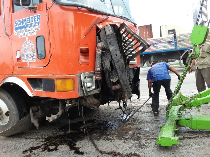 Chiếc xe đầu k&eacute;o hư hỏng sau tai nạn.