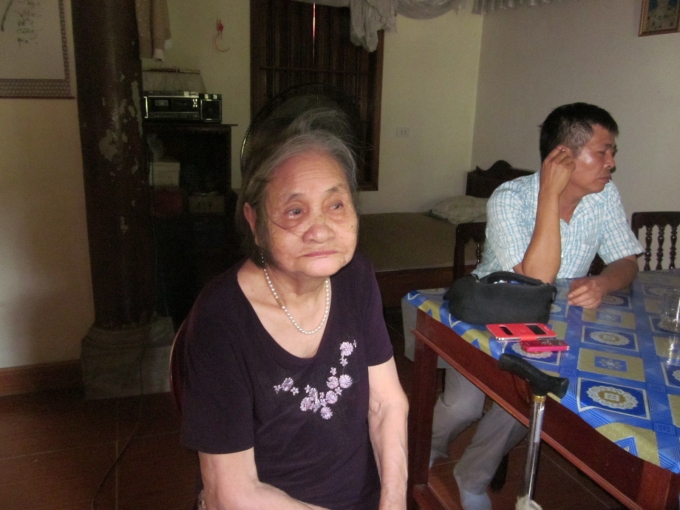 B&agrave; Th&agrave;o (mẹ chị Hoa) kh&oacute;c thảm thiết khi nghe hung tin con g&aacute;i m&igrave;nh tử vong, mặc d&ugrave; b&agrave; đề nghị kh&aacute;m nghiệm tử thi nhưng c&aacute;c cơ quan c&oacute; thẩm quyền của tỉnh Nghệ An đ&atilde; kh&ocirc;ng thực hiện.