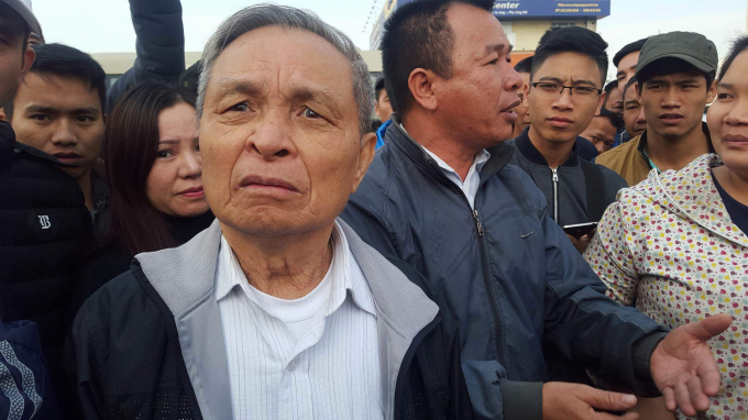 Đại diện c&aacute;c nh&agrave; xe bức x&uacute;c trước việc điều chuyển trong s&aacute;ng nay (30/12).