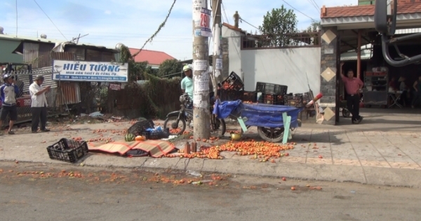 TP HCM: Xe máy lôi tự chế tông cột điện, tài xế chết thảm