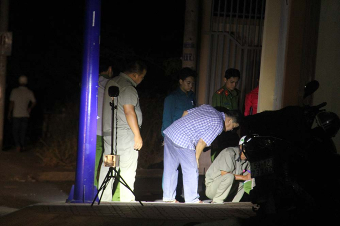 Cơ quan c&ocirc;ng an kh&aacute;m nghiệm hiện trường.