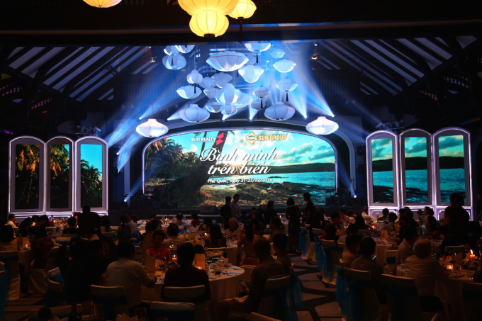 Đ&ecirc;m nhạc B&igrave;nh Minh tr&ecirc;n biển được Sun Group tổ chức.