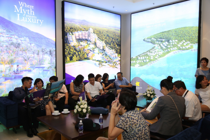 Hoạt động tư vấn kh&aacute;ch kh&agrave;ng tại Văn ph&ograve;ng Sun Realty.