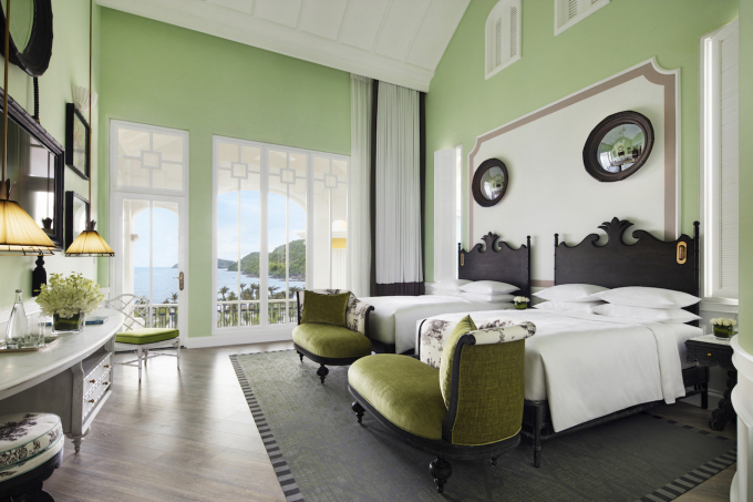 Ph&ograve;ng ngủ rộng r&atilde;i đầy sang trọng của JW Marriott Emerald Bay.