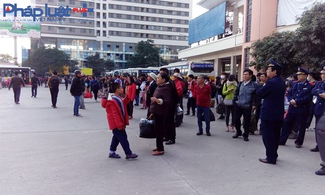 R&acirc;́t đ&ocirc;ng hành khách đứng đợi xe bus đ&ecirc;̉ kịp bắt xe v&ecirc;̀ qu&ecirc; nghỉ l&ecirc;̃.