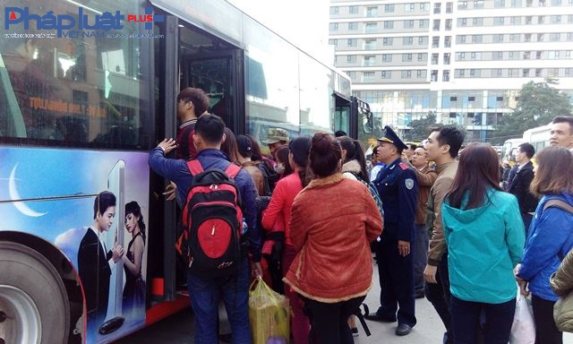 Hành khách t&acirc;̣p trung l&ecirc;n xe bus rời b&ecirc;́n xe Mỹ Đình.