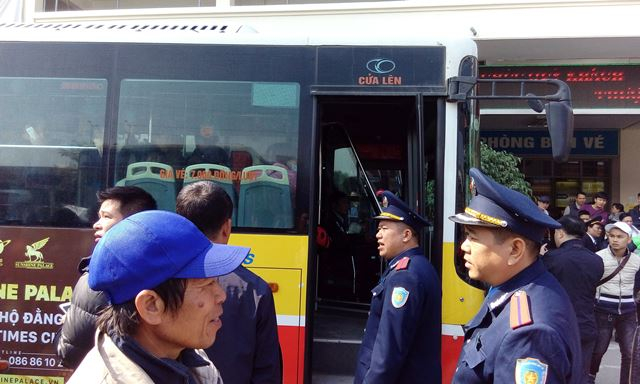 Lực lượng an ninh phải r&acirc;́t v&acirc;́t vả đ&ecirc;̉ làm c&ocirc;ng tác &ocirc;̉n định tình hình, hướng d&acirc;̃n hành khách l&ecirc;n xe v&ecirc;̀ các b&ecirc;́n xe khác.