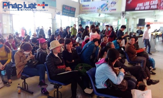 R&acirc;́t nhi&ecirc;̀u hành khách đang chờ làm thủ tục đ&ecirc;̉ l&ecirc;n xe v&ecirc;̀ qu&ecirc; nghỉ l&ecirc;̃ b&ecirc;n trong b&ecirc;́n xe Mỹ Đình.&nbsp;