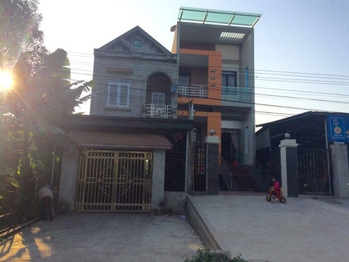 Ng&ocirc;i nh&agrave; 2 tầng (b&ecirc;n tr&aacute;i) nơi xảy ra vụ việc ng&agrave;y 27/12.