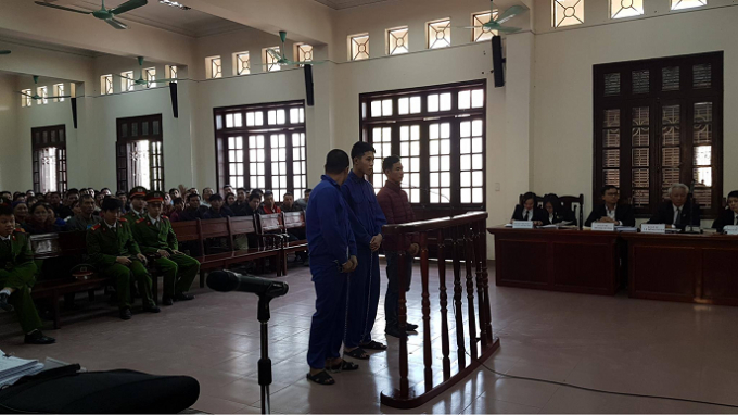 C&aacute;c bị c&aacute;o nghe t&ograve;a tuy&ecirc;n &aacute;n.