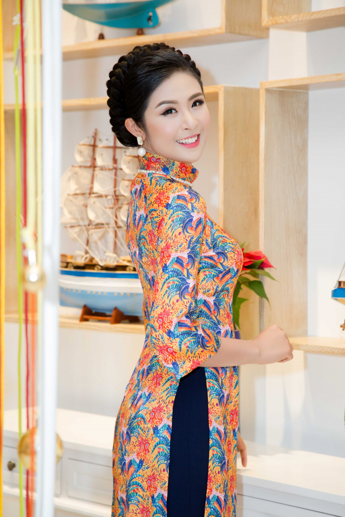 Hoa hậu Việt Nam Ngọc H&acirc;n đẹp dịu d&agrave;ng trong trang phục&nbsp;&aacute;o d&agrave;i in họa tiết con g&agrave; trống, biểu tượng của Tết Đinh Dậu