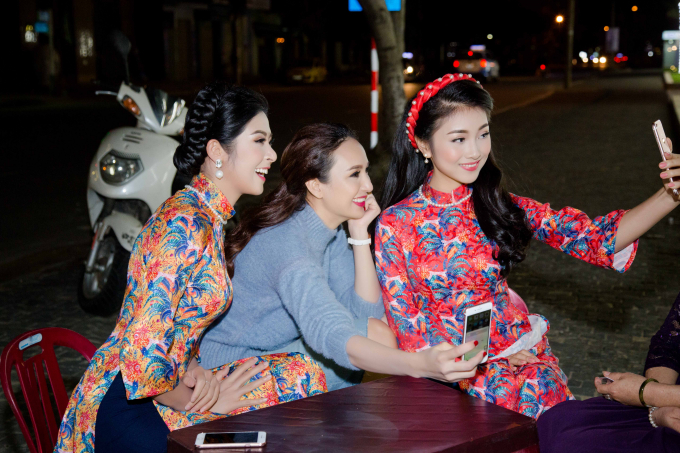 Hoa hậu Ngọc H&acirc;n, Ngọc Diễm, Kiều Vỹ đi ăn đ&ecirc;m ở Hội An