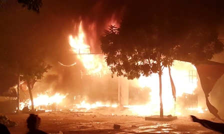 Vụ ch&aacute;y xảy ra tại chợ Bầu rạng s&aacute;ng ng&agrave;y 31/12/2015.