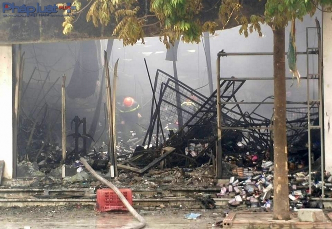 Hiện trường ngổn ngang sau vụ ch&aacute;y.