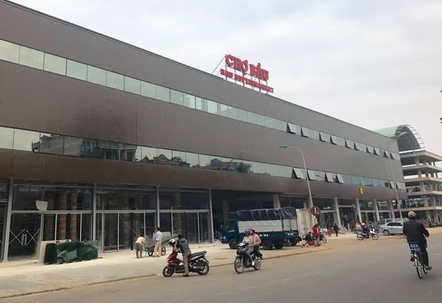 Khu chợ mới khang trang, bề thế hơn được x&acirc;y dựng ngay tr&ecirc;n nền khu chợ cũ bị ch&aacute;y năm trước.