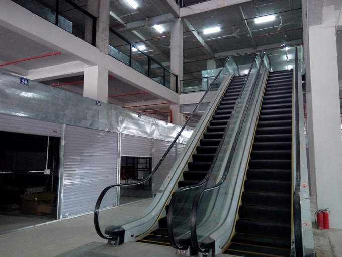 Hệ thống thang m&aacute;y hiện đại gi&uacute;p cho người trong chợ dễ d&agrave;ng di chuyển l&ecirc;n xuống c&aacute;c gian h&agrave;ng.
