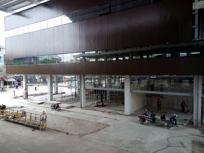 Chợ mới được&nbsp;thi c&ocirc;ng bằng kết cấu th&eacute;p, k&iacute;nh cường lực, k&iacute;nh d&aacute;n an to&agrave;n n&ecirc;n kh&aacute; chắc chắn.