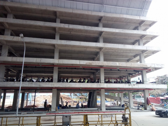 C&aacute;c tầng 2, 3 của t&ograve;a nh&agrave; 5 tầng đ&atilde; được khai th&aacute;c l&agrave;m b&atilde;i để xe cho người v&agrave;o mua b&aacute;n h&agrave;ng.