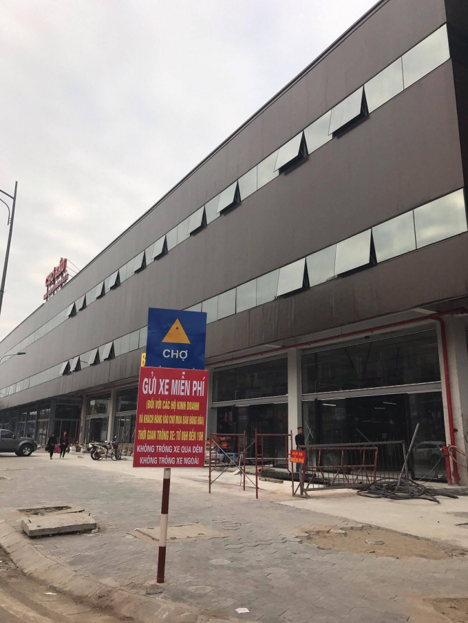 Khu chợ mới &aacute;p dụng ch&iacute;nh s&aacute;ch gửi xe miễn ph&iacute; cho những hộ kinh doanh v&agrave; kh&aacute;ch h&agrave;ng v&agrave;o chợ mua b&aacute;n h&agrave;ng ho&aacute;.