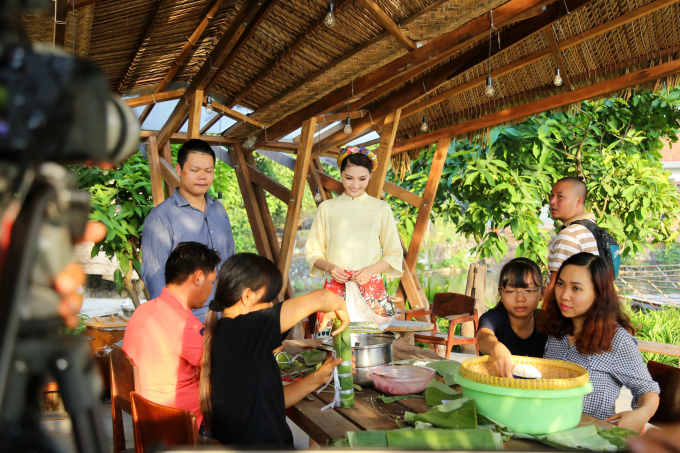 Hoa hậu Ngọc Duy&ecirc;n mặc &aacute;o d&agrave;i rực rỡ tất bật chạy show cuối năm