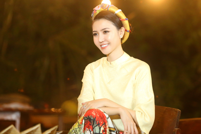 Hoa hậu Ngọc Duy&ecirc;n mặc &aacute;o d&agrave;i rực rỡ tất bật chạy show cuối năm