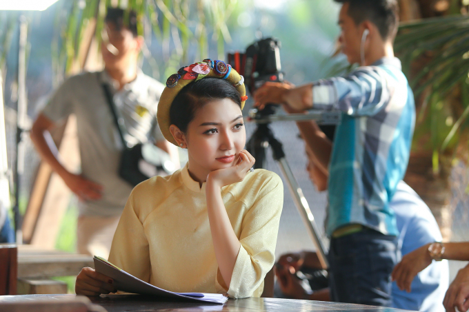 Hoa hậu Ngọc Duy&ecirc;n mặc &aacute;o d&agrave;i rực rỡ tất bật chạy show cuối năm