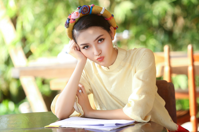 Hoa hậu Ngọc Duy&ecirc;n mặc &aacute;o d&agrave;i rực rỡ tất bật chạy show cuối năm