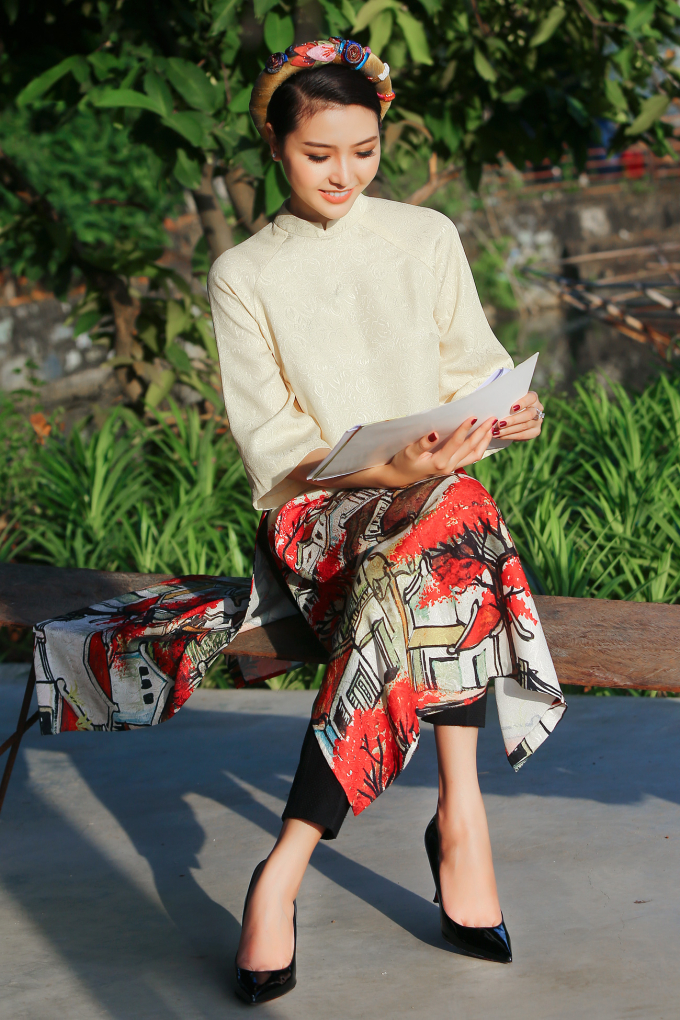 Hoa hậu Ngọc Duy&ecirc;n mặc &aacute;o d&agrave;i rực rỡ tất bật chạy show cuối năm