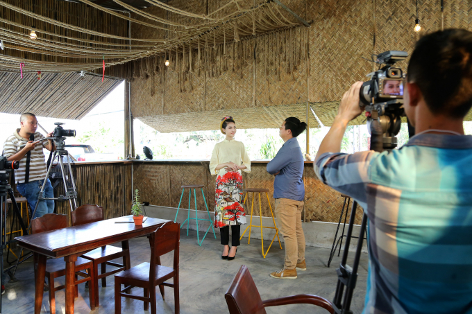 Hoa hậu Ngọc Duy&ecirc;n mặc &aacute;o d&agrave;i rực rỡ tất bật chạy show cuối năm