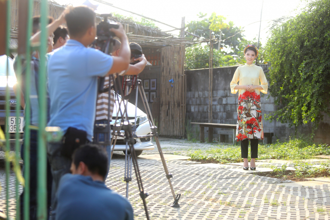 Hoa hậu Ngọc Duy&ecirc;n mặc &aacute;o d&agrave;i rực rỡ tất bật chạy show cuối năm