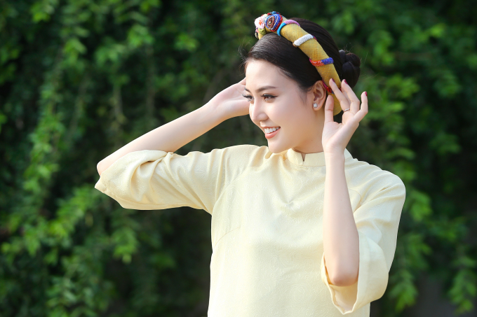 Hoa hậu Ngọc Duy&ecirc;n mặc &aacute;o d&agrave;i rực rỡ tất bật chạy show cuối năm